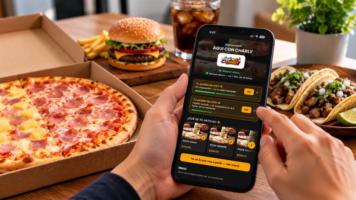 Pantalla de pedidos por WhatsApp de PedidoMhax en un celular, junto a pizza, hamburguesa y tacos